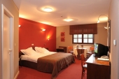 Op de dag van aankomst wordt u vanaf 14.00 uur van harte welkom geheten in hotel De Residentie. De receptionist(e) begeleidt u graag tot aan uw luxe-kamer.  Tijdens uw verblijf kunt u onbeperkt gebruik maken van het zwembad, de fitness, de sauna, het Turks stoombad en de whirlpool.  's Avonds serveren we een 3-gangen marktmenu met seizoensgebonden gerechten (exclusief drank) in ons restaurant.  U overnacht in een luxueuze 2-persoonskamer met douche (type A), toilet, TV en radio, minibar en telefoon met directe buitenlijn. 